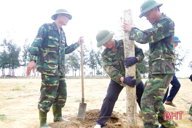 Bộ CHQS tỉnh Hà Tĩnh huy động CBCS giúp dân xây dựng nông thôn mới