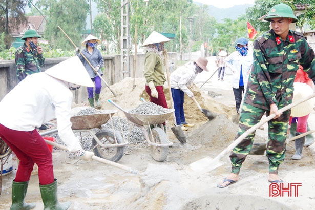 Bộ CHQS tỉnh Hà Tĩnh huy động CBCS giúp dân xây dựng nông thôn mới