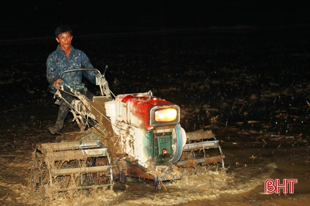 Nông dân Can Lộc ra đồng làm đất, sản xuất lúa hè thu