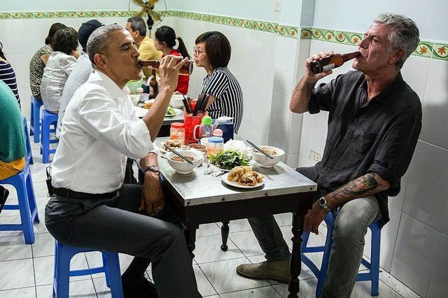 Tại Việt Nam, ông Bourdain (phải) được biết đến nhiều nhất với biệt danh - “người ăn bún chả cùng ông Obama” (trái).