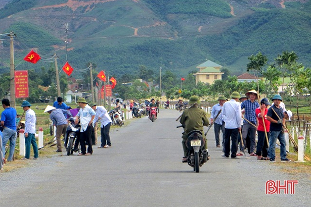 Cán bộ, đoàn viên LĐLĐ tỉnh giúp Cẩm Minh xây dựng NTM
