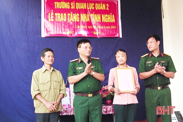 Lãnh đạo Trường sỹ quan Lục quân 2 trao quyết định tặng nhà tình nghĩa cho gia đình bà Trần Thị Châu