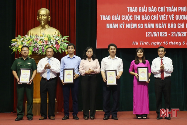 Trao Giải báo chí Trần Phú và Cuộc thi viết về Gương người tốt, việc tốt