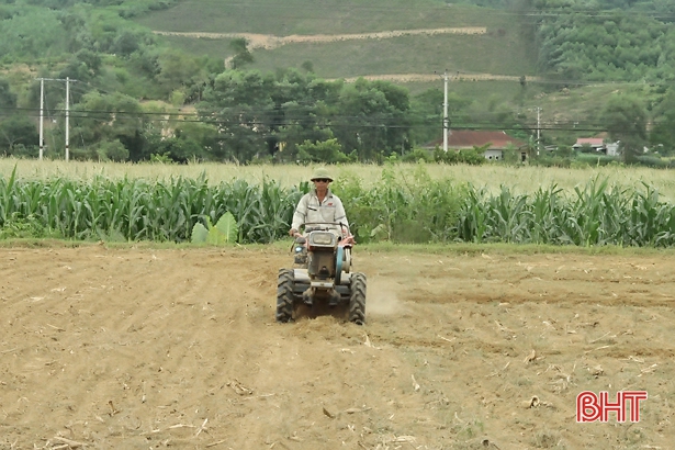 Tranh thủ thời tiết thuận lợi, người dân xã Hương Minh tập trung làm đất gieo trỉa ngô