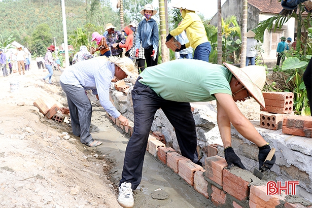 Hơn 200 cán bộ, chiến sỹ Lộc Hà giúp dân xây dựng NTM