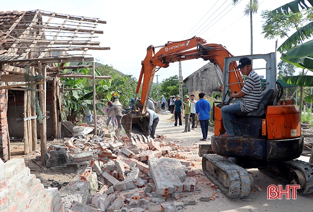 Hơn 200 cán bộ, chiến sỹ Lộc Hà giúp dân xây dựng NTM
