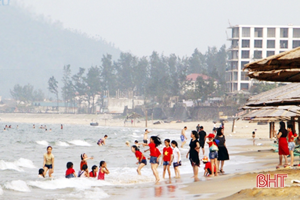 Gần 1 triệu lượt khách đã đến với biển Hà Tĩnh trong 6 tháng đầu năm