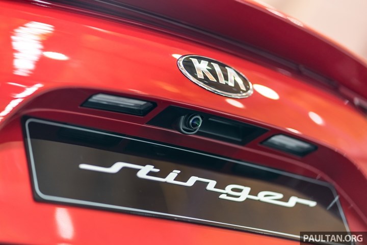 Kia Stinger GT có giá từ hơn 751 triệu đồng được trang bị những gì?