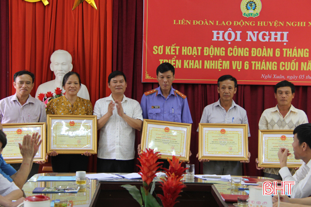 LĐLĐ huyện Nghi Xuân trao tặng gần 160 triệu đồng cho đoàn viên