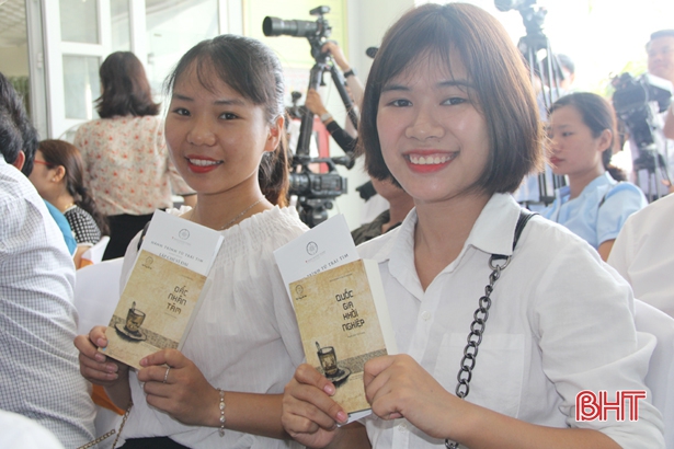 Tập đoàn cà phê Trung Nguyên tặng 5.000 sách quý cho bạn đọc Hà Tĩnh