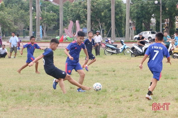 16 đội tranh tài Giải bóng đá TN-NĐ TP Hà Tĩnh