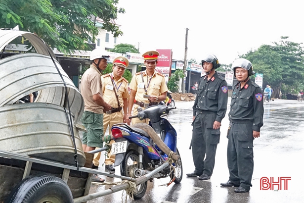 Công an Hương Sơn, Vũ Quang quyết liệt xử lý vi phạm ATGT