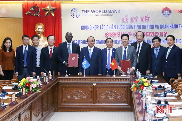 Thủ tướng Nguyễn Xuân Phúc chứng kiến lãnh đạo tỉnh Hà Tĩnh ký kết "Khung hợp tác chiến lược giai đoạn 2018 - 2020" với Ngân hàng Thế giới (WB) tại Việt Nam chiều ngày 21/7 vừa qua