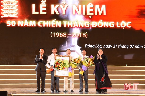 Trao Nghị quyết của UBTV Quốc hội thành lập thị trấn Đồng Lộc