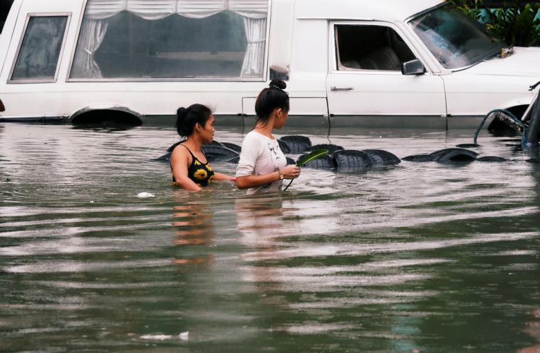 Phố biến thành sông ở Philippines sau khi áp thấp hình thành nên bão Sơn Tinh đổ bộ