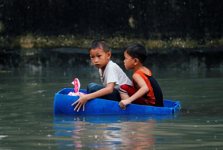 Phố biến thành sông ở Philippines sau khi áp thấp hình thành nên bão Sơn Tinh đổ bộ