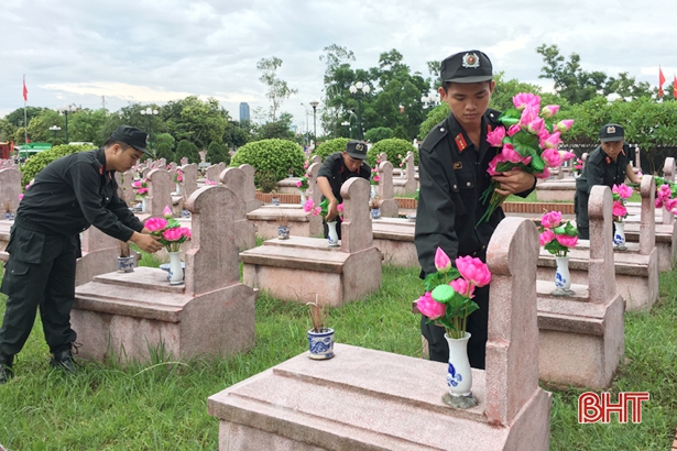 Gần 1.200 đóa sen dâng mộ liệt sỹ ở Nghĩa trang Núi Nài