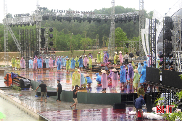 Đội mưa chuẩn bị cho đại lễ kỷ niệm 50 năm Chiến thắng Đồng Lộc