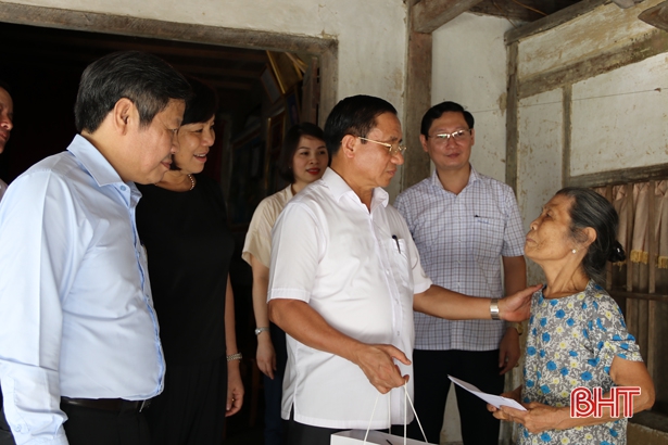 Bí thư Tỉnh ủy thăm hỏi, tặng quà gia đình chính sách tại TP Hà Tĩnh