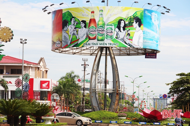 Xử lý dứt điểm treo biển quảng cáo trái phép ở trung tâm TP Hà Tĩnh
