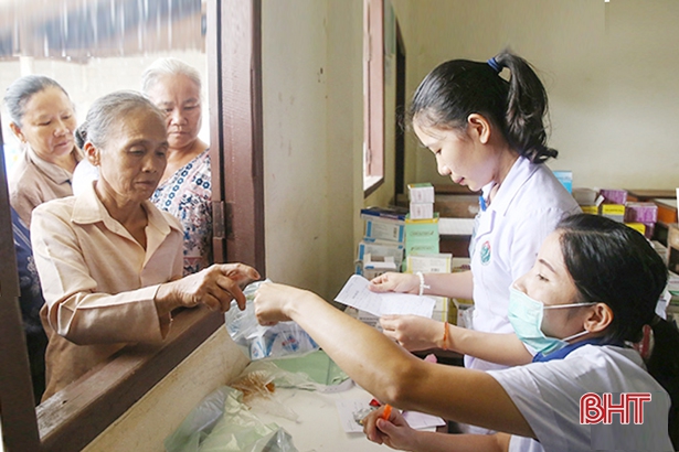Đoàn tình nguyện Hà Tĩnh khám, cấp thuốc cho 500 người dân bản Phôn Tan