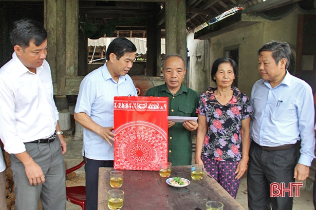 Phó Chủ tịch UBND tỉnh tặng quà đối tượng chính sách ở Hương Sơn