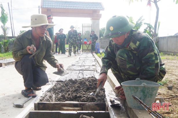 Trường Quân sự Hà Tĩnh giúp dân Mai Phụ xây dựng nông thôn mới
