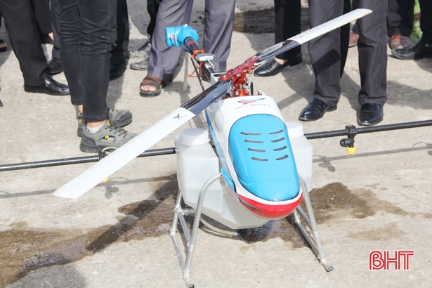 Xem máy bay không người lái phun thuốc trừ sâu tại Hà Tĩnh