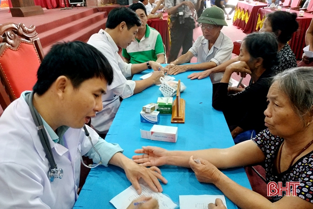 Gần 300 người dân phường Sông Trí được khám, cấp thuốc miễn phí