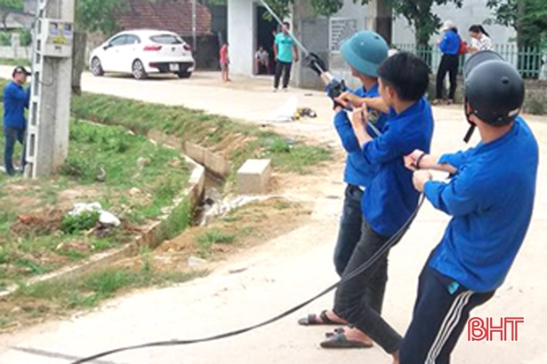 8 công trình đường điện thanh niên thắp sáng làng quê ở Cẩm Sơn