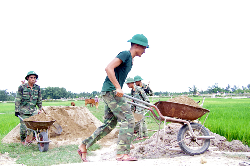 60 chiến sỹ hành quân dã ngoại giúp dân xây dựng nông thôn mới