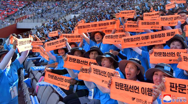 Công nhân Triều Tiên sang Hàn Quốc thi đấu giao hữu bóng đá