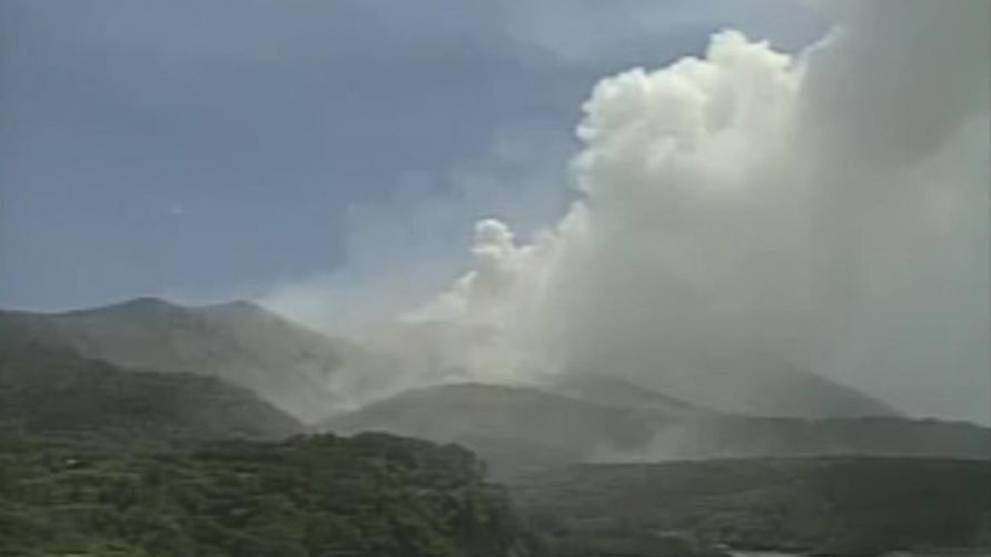 Nhật Bản nâng mức cảnh báo núi lửa, chuẩn bị sơ tán người dân