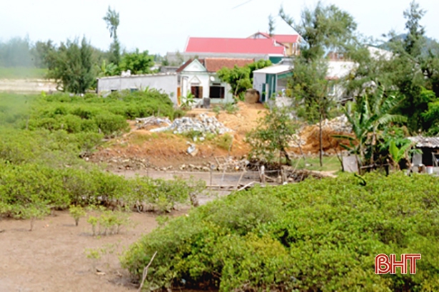 Cẩm Lộc giải tỏa hơn 2.000m<sup>2</sup> đất dân lấn chiếm dọc sông Quèn