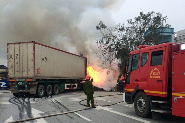 Cháy container, 62 xe máy tay ga được “cứu” trong gang tấc