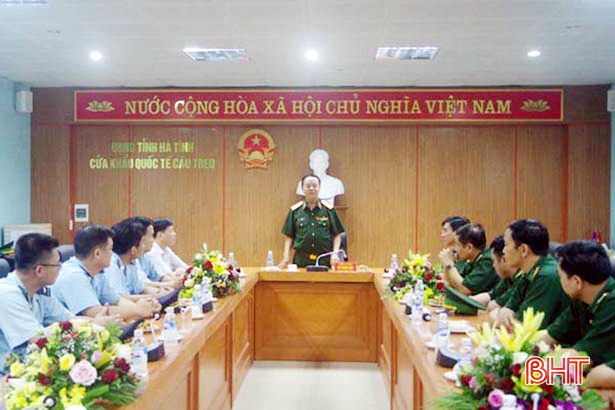 Thượng tướng Võ Trọng Việt thăm, tặng quà đồng bào dân tộc Chứt