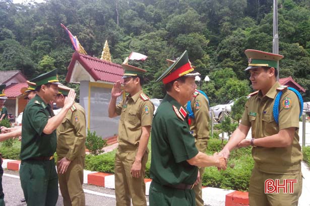 Thượng tướng Võ Trọng Việt thăm, tặng quà đồng bào dân tộc Chứt