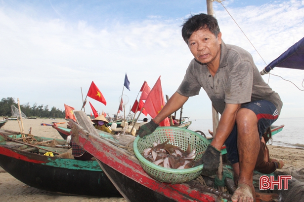 Ngư dân Nghi Xuân dong thuyền bám biển dịp nghỉ lễ