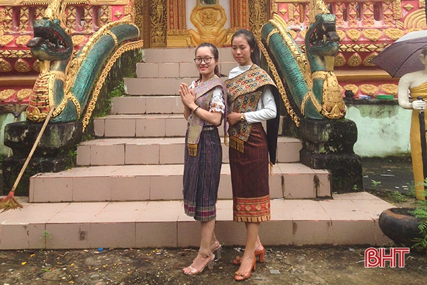Niềm vui của tình nguyện viên Hà Tĩnh “gieo” chữ Việt trên đất bạn Lào
