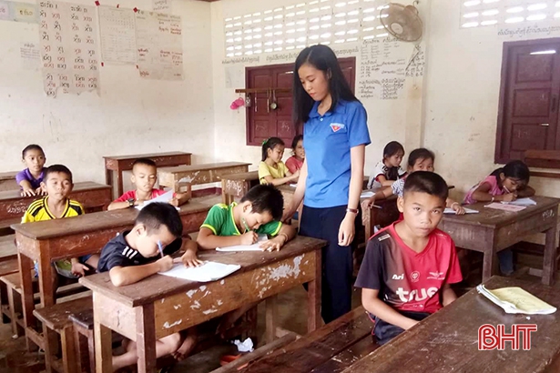 Niềm vui của tình nguyện viên Hà Tĩnh "gieo" chữ Việt trên đất bạn Lào