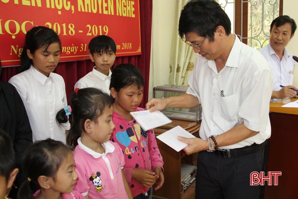 Hơn 115 triệu đồng hỗ trợ GV, HS khó khăn ở Nghi Xuân