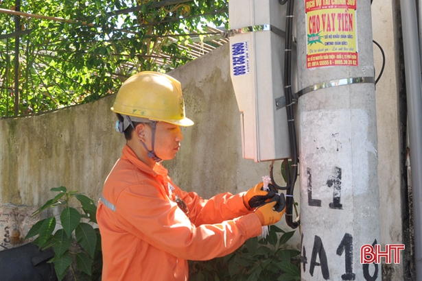 Điện lực Hương Sơn đánh số cột điện, treo biển an toàn