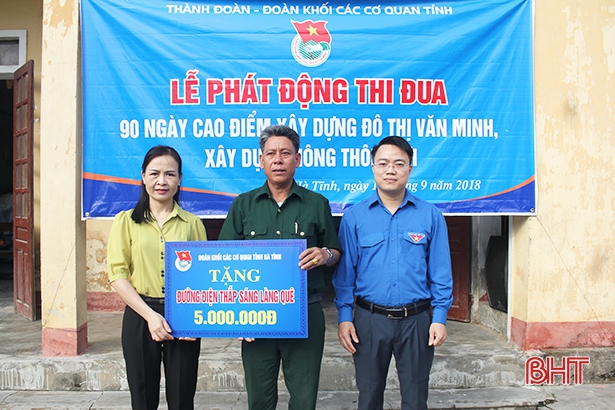 Đoàn khối các cơ quan tỉnh trao tặng xã Thạch Đồng 01 đường điện thắp sáng làng quê