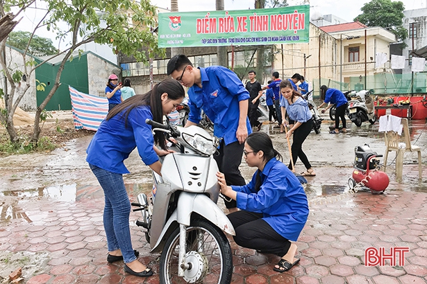 ĐVTN Hà Tĩnh bán ve chai, rửa xe gây quỹ từ thiện