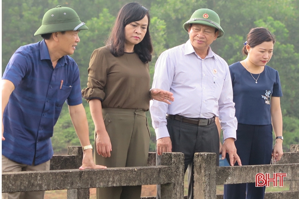 Đoàn khảo sát tại hồ Khe Dẻ ở xã Sơn Mai...