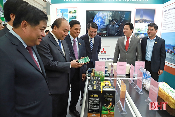 Thủ tướng Nguyễn Xuân Phúc tham quan gian triển lãm thành tựu thu hút FDI của Hà Tĩnh