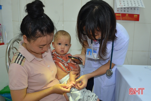 Hà Tĩnh: 1/3 trẻ đến viện có dấu hiệu mắc bệnh tay chân miệng