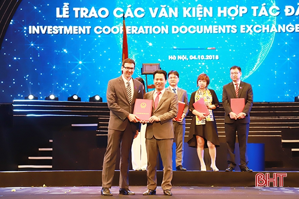 Chủ tịch UBND tỉnh Hà Tĩnh trao giấy chứng nhận đầu tư cho các nhà đầu tư nước ngoài