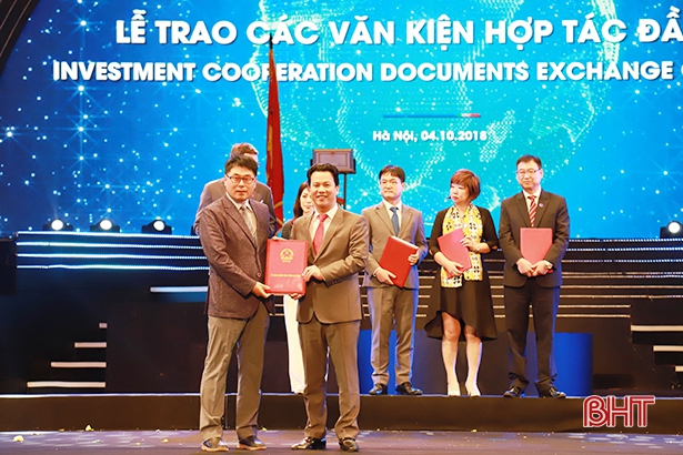 Chủ tịch UBND tỉnh Hà Tĩnh trao giấy chứng nhận đầu tư cho các nhà đầu tư nước ngoài