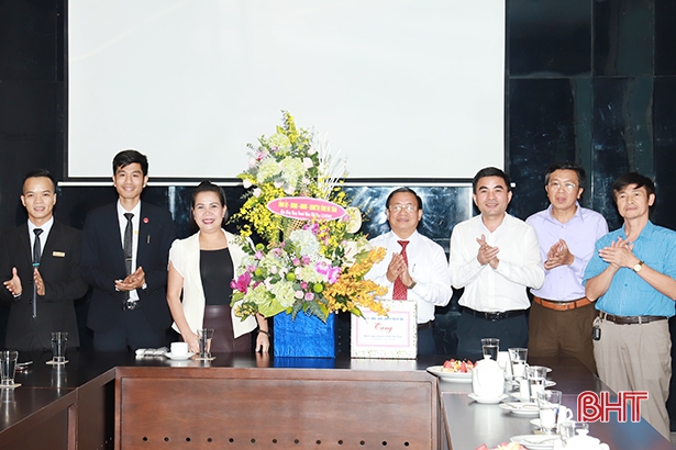 Bí thư Tỉnh ủy Lê Đình Sơn chúc mừng các doanh nghiệp, doanh nhân